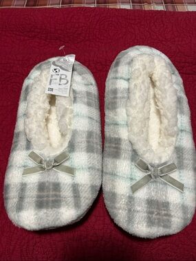 F&b Cozy Plaid Fleece Slippers - Gray & White one size nwt